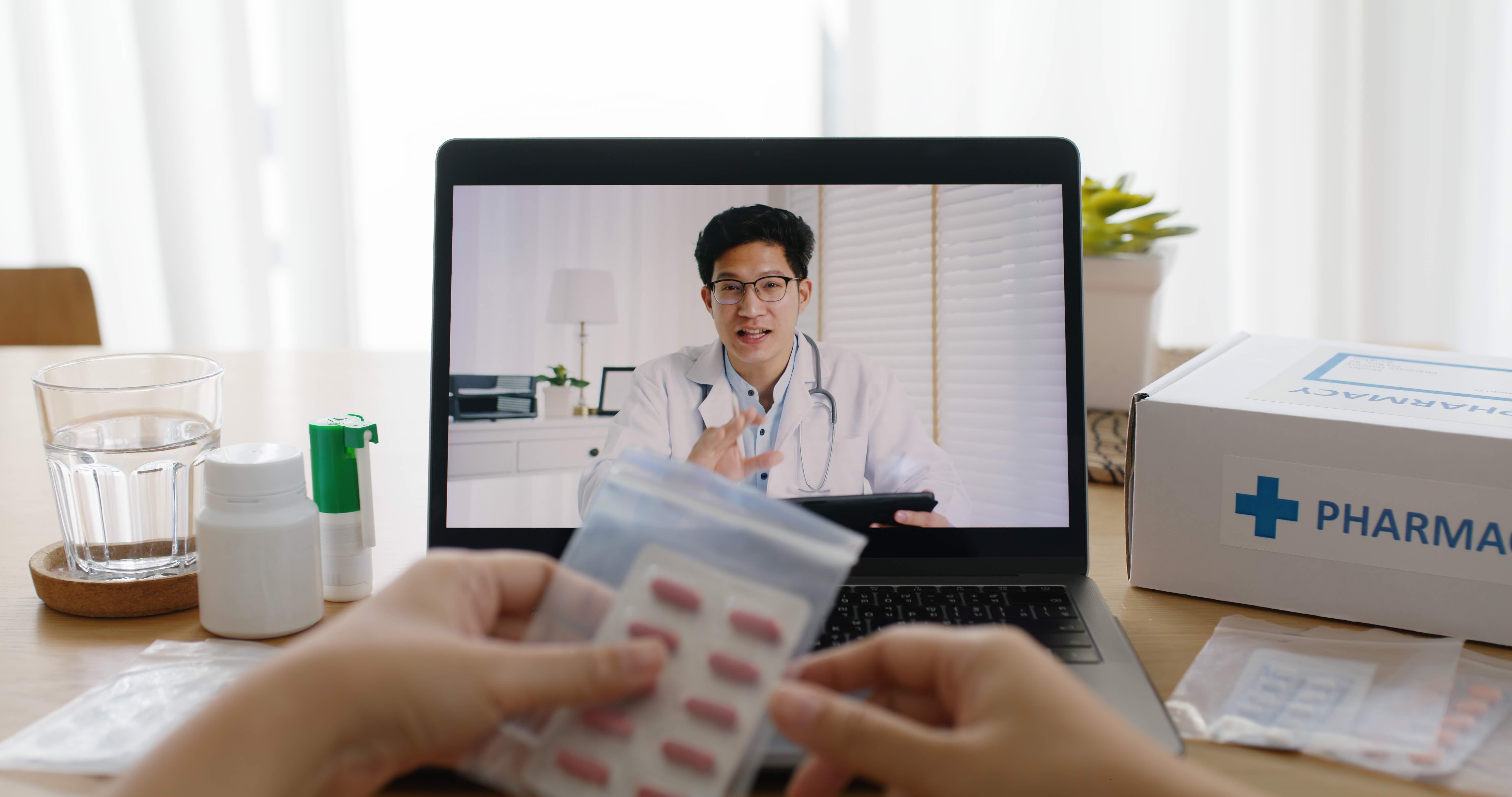 คนไข้ที่ได้รับยาผ่านระบบ Telemedicine กำลังฟังหมออธิบาย
