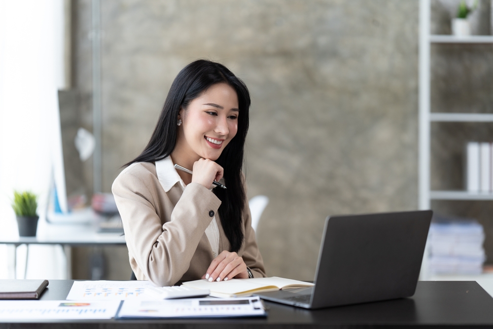 ผู้หญิงดีใจที่เห็นความก้าวหน้าในการวางแผนการเงิน