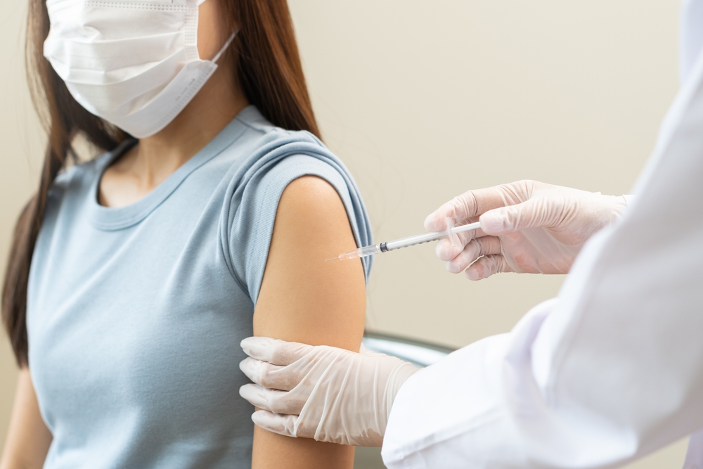 แพทย์กำลังเตรียมการการฉีดวัคซีนไข้หวัดใหญ่ให้แก่กลุ่มเสี่ยงที่มีสิทธิ์รับวัคซีนฟรี