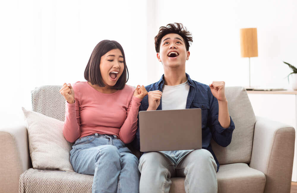 ถูกหวยเสียภาษีเท่าไหร่ ทุกรางวัลคิดภาษี 0.5% หรือ 1% ขึ้นอยู่กับประเภทสลาก โดยหัก ณ ที่จ่ายทันที