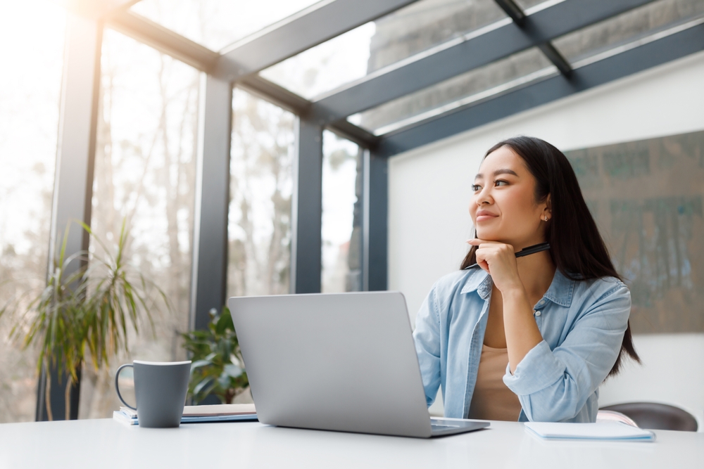 ผู้หญิงกำลังเลือกประกันชีวิตแบบสะสมทรัพย์ที่ไหนดี?