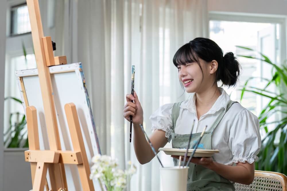 ผู้หญิงกำลังวาดภาพเป็นการดูแลตัวเองจากความเครียดในชีวิตประจำวัน