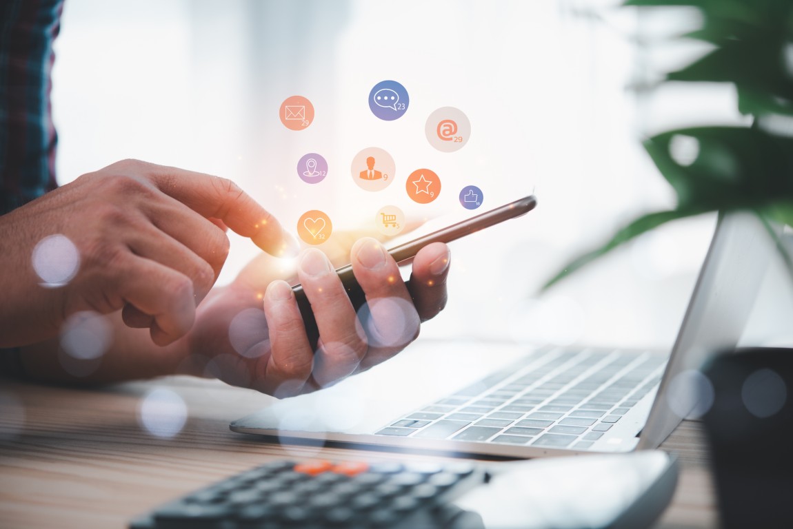 ผู้ชายนั่งจับโทรศัพท์พร้อมกับอินโฟกราฟิคที่